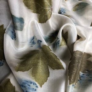 foulard en soie avec des empreintes végétales