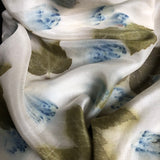 foulard en soie avec des empreintes végétales