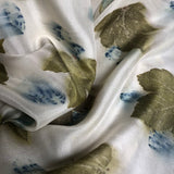 foulard en soie avec des empreintes végétales