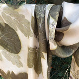 foulard en soie avec des impressions végétales